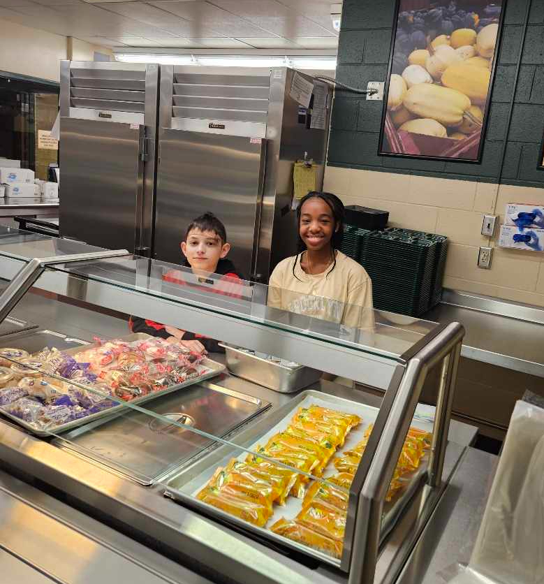 Student Volunteers Show Appreciation to Food&nbsp;Servers